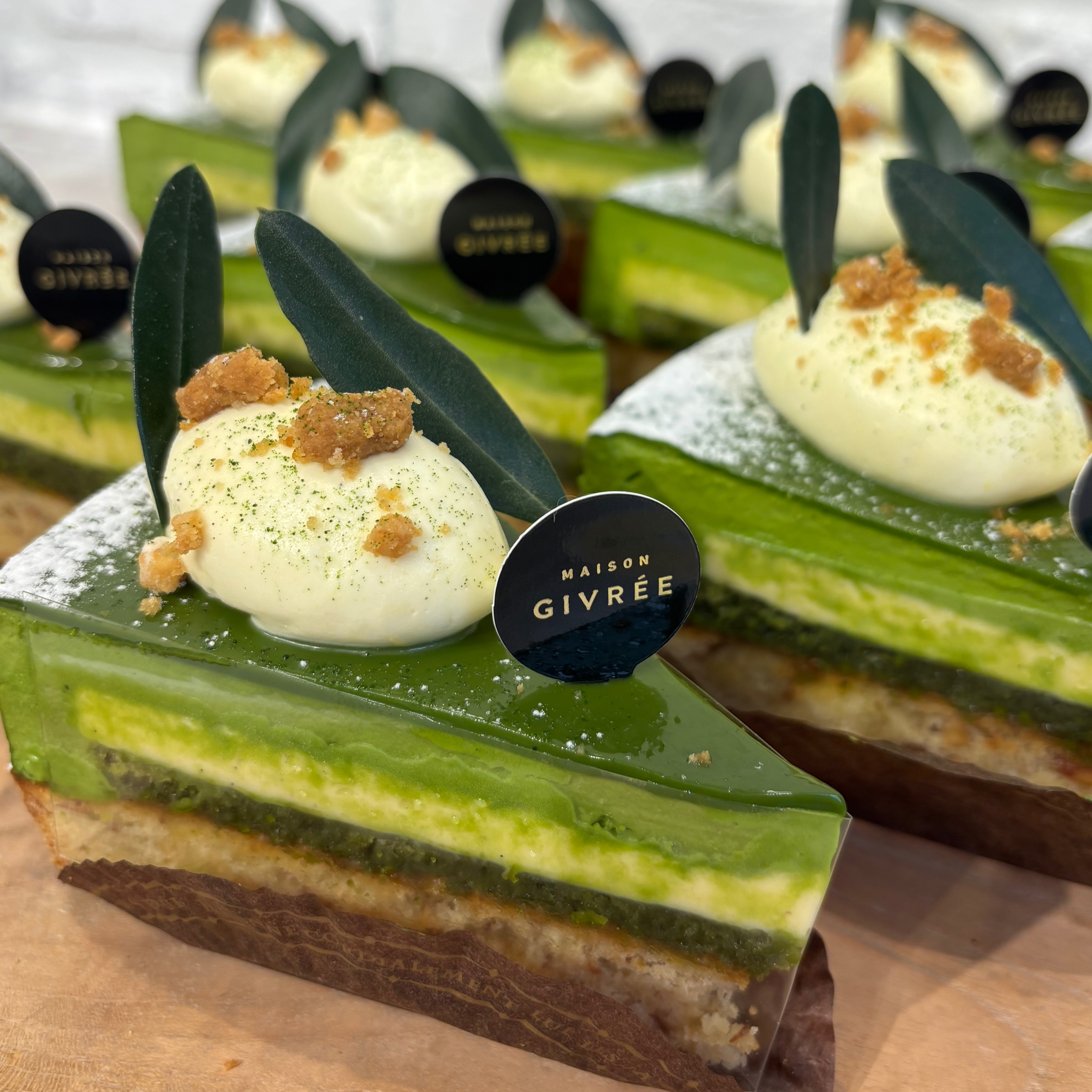 MINTON高級シリーズ　バシリカ（Basilica）ケーキプレートハンドル付 抹茶のタルト🌿｜メゾンジブレー｜ショップトピックス｜グランベリーパーク