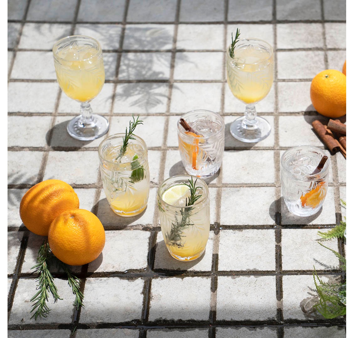 テーブル上で煌めく 植物柄のグラス｜ダルトン マーケットストア