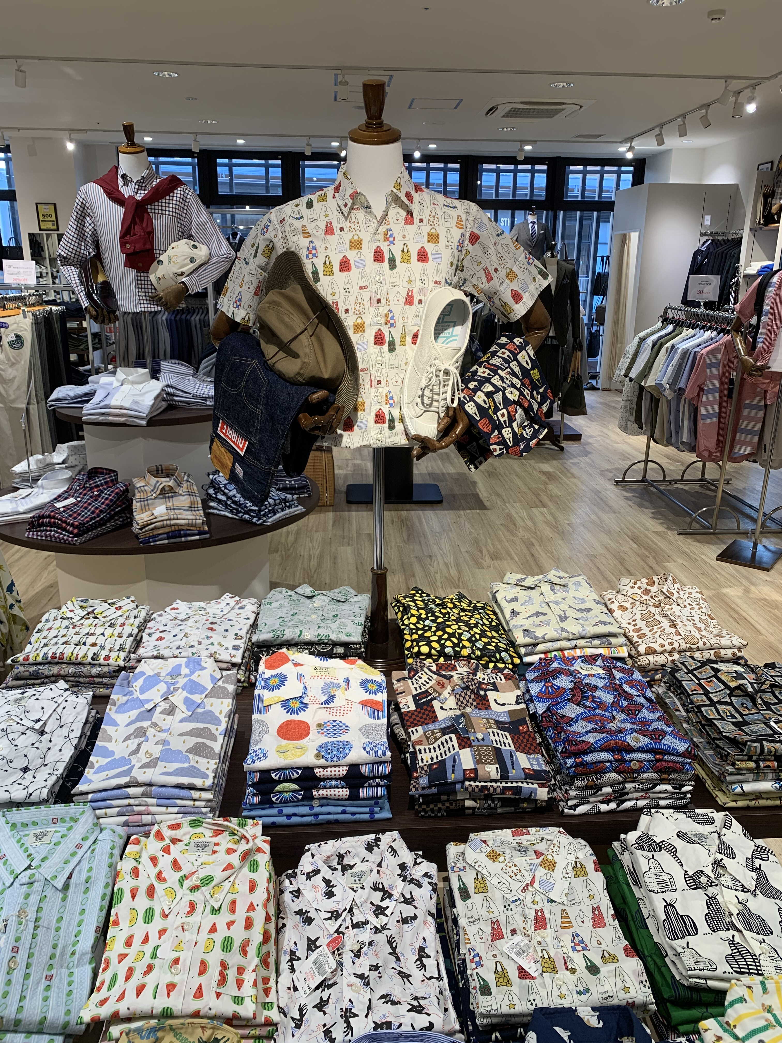 再入荷しました🎵昆虫や恐竜、スイカや世界名画などカワイイシャツ