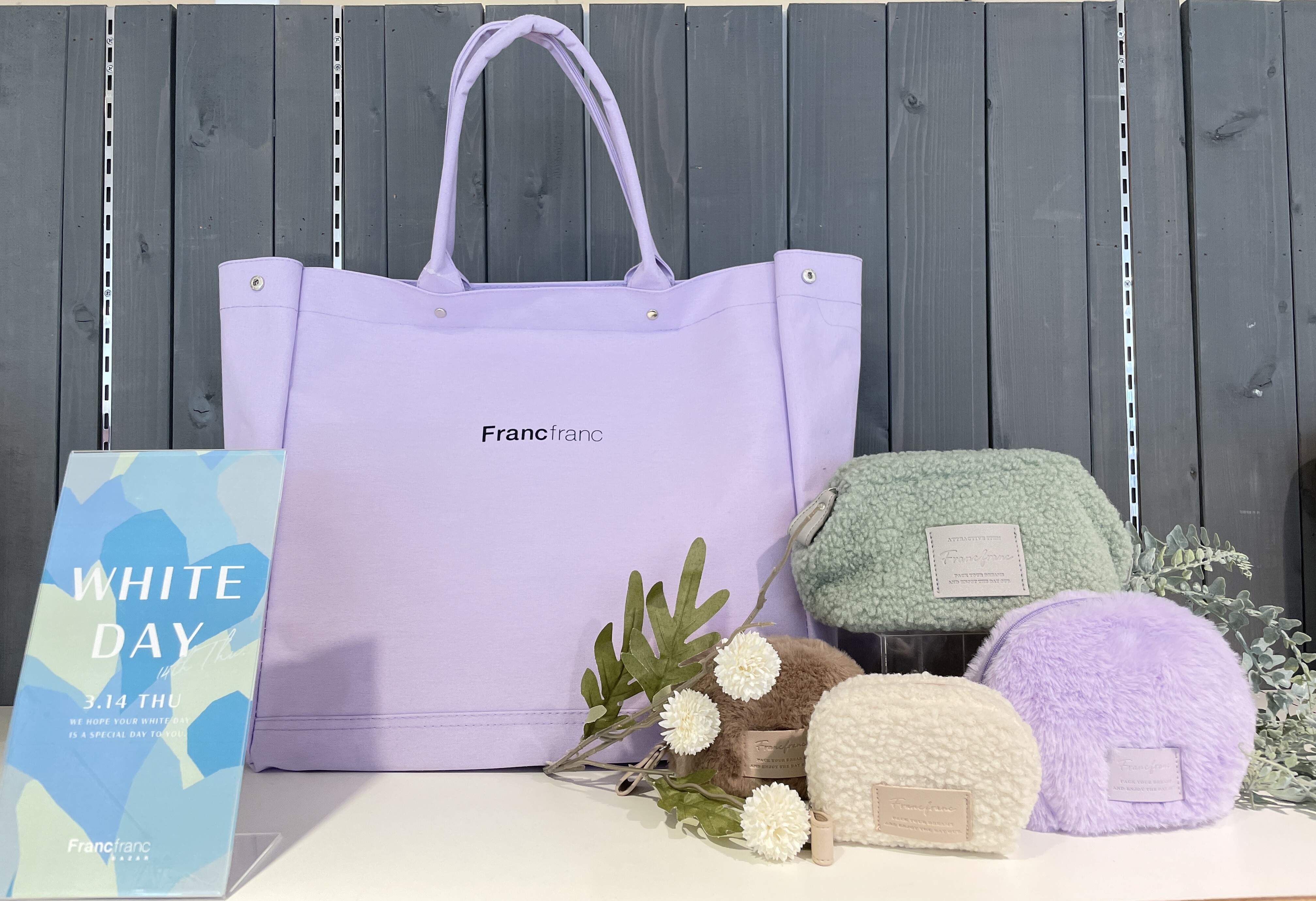 トレンド感たっぷりファーポーチ🐑🤍🆕カラーロゴトートバッグ