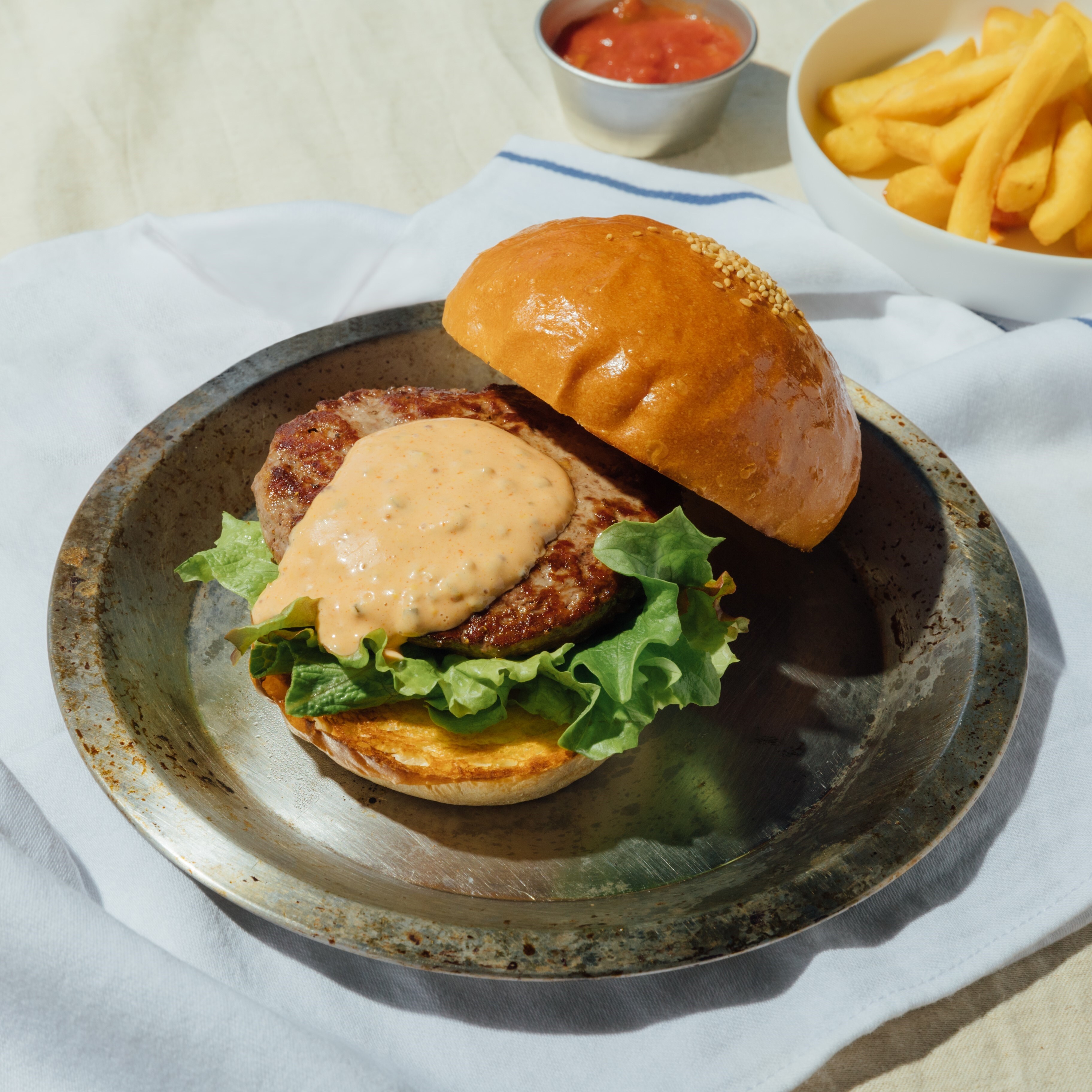 ジャンクジャーナルピン　トマトガール3P Schmatz イチオシ ハンバーガー🍔｜シュマッツ・ビアスタンド
