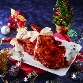 風味豊かで臭みが少ない、歯ごたえと柔らかさのバランスがとれた鳥取県産「大地のハーブ鶏」を使用したローストレッグです。