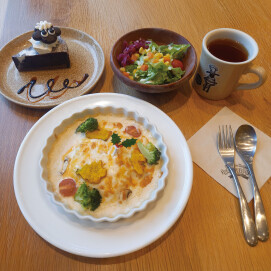 熱々のマカロニとクリーミーなホワイトソースを合わせた1品です。ケーキ、サラダ、ドリンク付き！是非この機会にスペシャルなメニューはいかがですか？