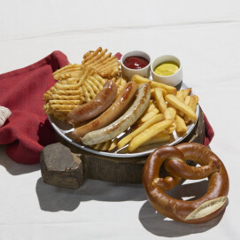 ソーセージ・ポテト・プレッツェルの人気メニュー3種を詰め込んだ冬限定ボックスです。