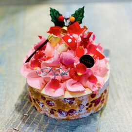 木苺入りの生地に、レモン風味のムースとベリーのジュレを載せ、トップには苺とホワイトチョコレートの生クリームを絞ったケーキです。他にも数種類クリスマス限定ホールケーキをご用意しています。