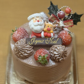 クーベルチュールチョコレートをふんだんに使い、自家製で作ったチョコレートホイップクリームとしっとりとしたココア生地のデコレーションケーキです。チョコレート好きにはたまらないクリスマスケーキをどうぞ。