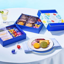 涼やかな青色の朝顔をあしらった限定スリーブの焼き菓子ギフトボックス