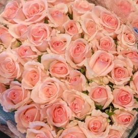 ☆バラのSALE開始ですー😊可愛らしいピンクのバラ5本セット！☆