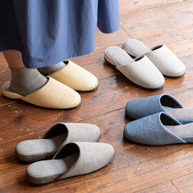 上品なツヤ感と丈夫な甲で、自分用にもお客様用にも使えるスリッパ