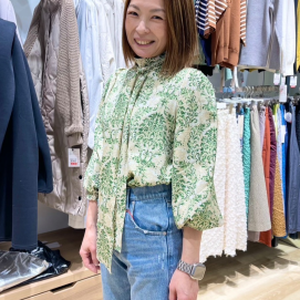 タイ付きプリントブラウス入荷♪
