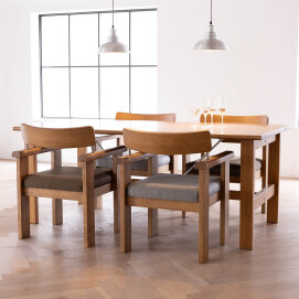 【RECOMEND】素材にこだわった重厚感と温もりあふれる家具