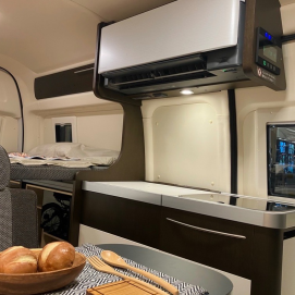 エンジンかけずにクーラーが使える！キャンピングレンタカーが登場！
