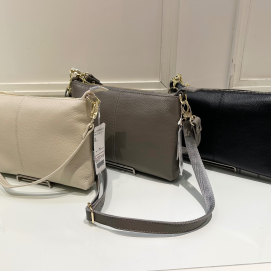 レザーショルダーバッグ👜✨ギフトにもオススメ❣️