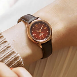 太陽と月が手元を彩ります