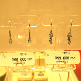 夏に向けて涼しげなPTアクアマリンピアス