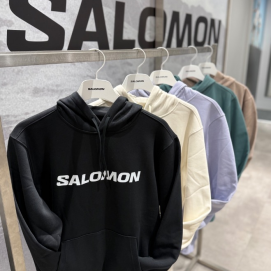 街でも‼️アウトドアでも‼️使える万能パーカー✨