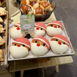 クリスマス限定商品『サンタのプリンパン』販売中です！
