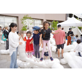 出張 PLAY! PARK「バルーン・モンスターとちいさなくもであそぼう」