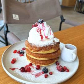【新デザートメニュー】ベリー×ベリーWクリームパンケーキ