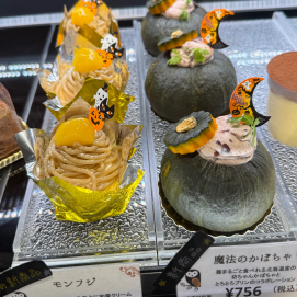 秋限定ケーキ販売中🍂🤎
