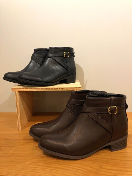👢ベルトがお洒落なミディアムブーツです✨👢