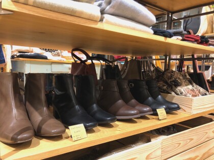 👢ベルトがお洒落なミディアムブーツです✨👢