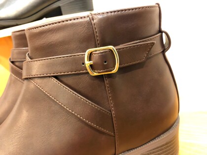 👢ベルトがお洒落なミディアムブーツです✨👢