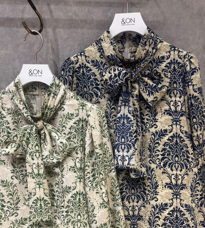 タイ付きプリントブラウス入荷♪