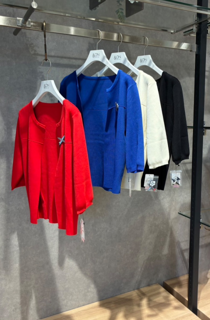 ブローチ付きショートカーディガン