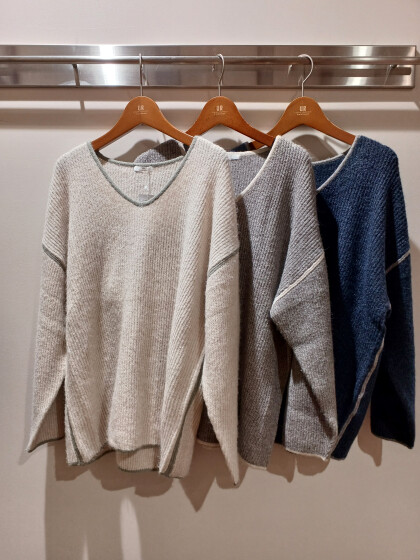 ✨パイピングVネックニットのご紹介✨