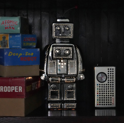 素朴な表情が憎めないロボットの卓上ランプ