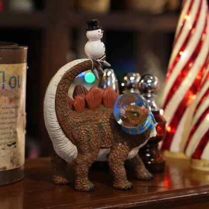 【HOLIDAY】なんだか愛おしい、恐竜たちのスノードーム