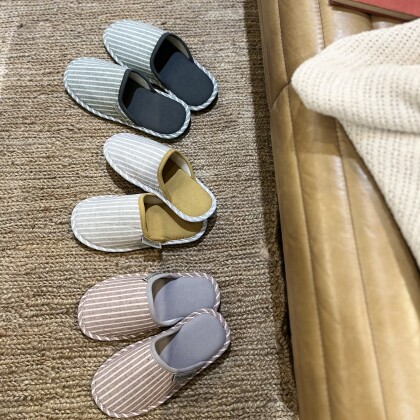 玄関で優しく迎え入れてくれそうな爽やかカラーのルームシューズ☺︎