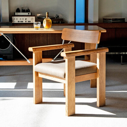 【RECOMEND】素材にこだわった重厚感と温もりあふれる家具