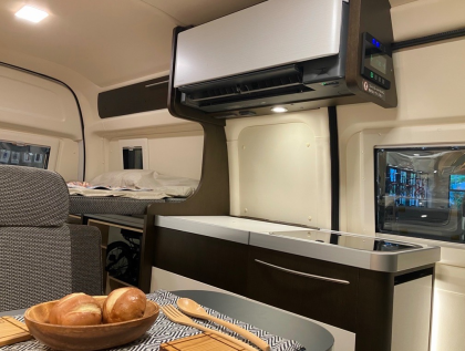 エンジンかけずにクーラーが使える！キャンピングレンタカーが登場！