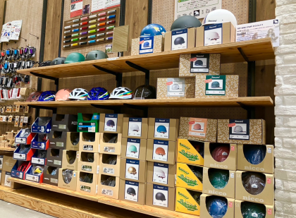 ヘルメットに素敵なカラーが入荷！