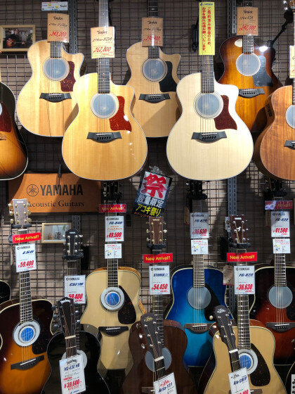 決算セールでギターがたくさん！