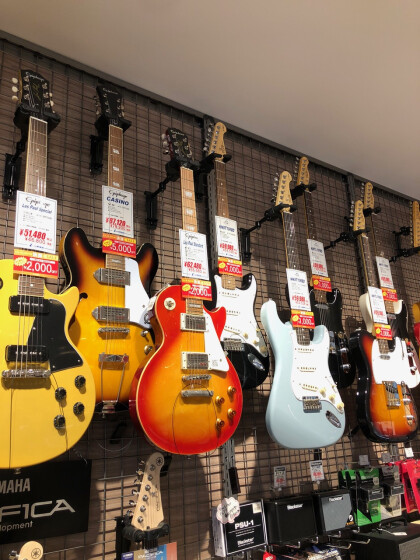 決算セールでギターがたくさん！