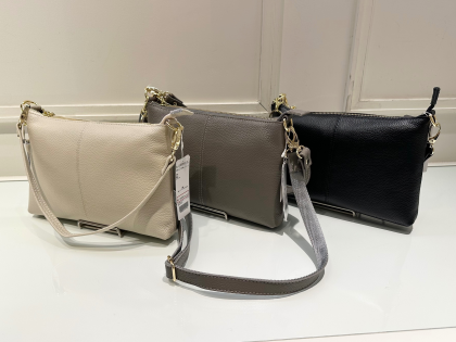 レザーショルダーバッグ👜✨ギフトにもオススメ❣️