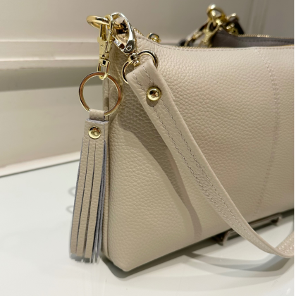 レザーショルダーバッグ👜✨ギフトにもオススメ❣️