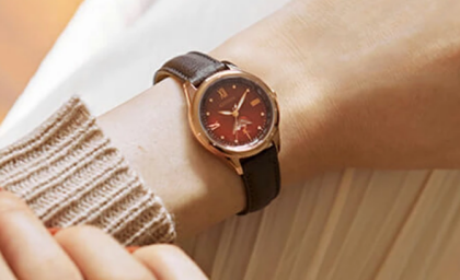 太陽と月が手元を彩ります