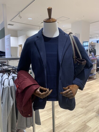 おすすめのスウェット素材のジャケットは…          なんとなんと半額です🎵