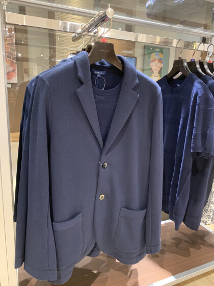 おすすめのスウェット素材のジャケットは…          なんとなんと半額です🎵