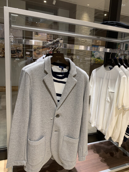 おすすめのスウェット素材のジャケットは…          なんとなんと半額です🎵