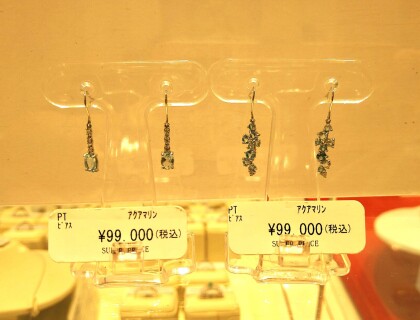 夏に向けて涼しげなPTアクアマリンピアス