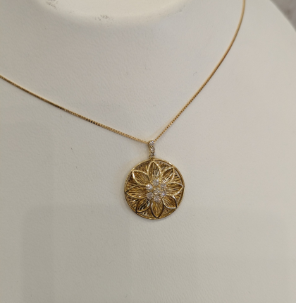 まるで太陽のような？ゴールドペンダント✨お買得です✨