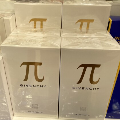 🌼NEW YEAR SALE🌼【ジバンシー】パイ 53％OFF！！