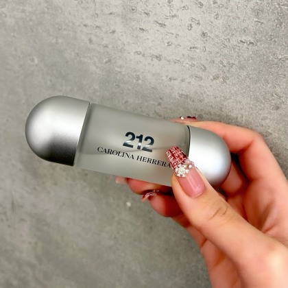 再入荷👀💗＼キャロライナヘレラ　２１２／量り売りもはじめました🎀