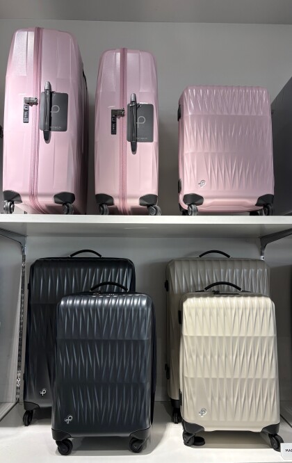軽量タイプのスーツケース入荷！！