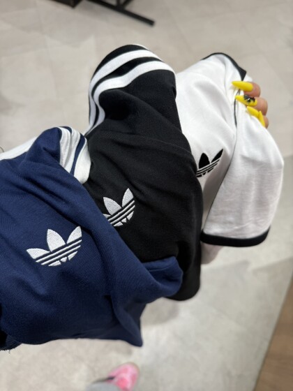 adidas　定番Tシャツ入荷しております💖💖